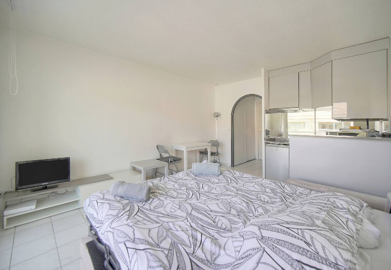 Studio à Cannes - FRGK Gallieni Studio Calme avec Terrasse Privée