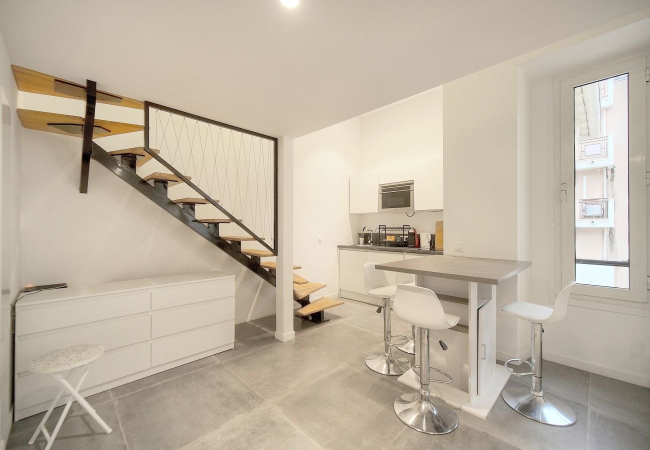 Appartement à Antibes - FRGK 24 AOUT 1 Mezzanine Bedroom Apartment Center