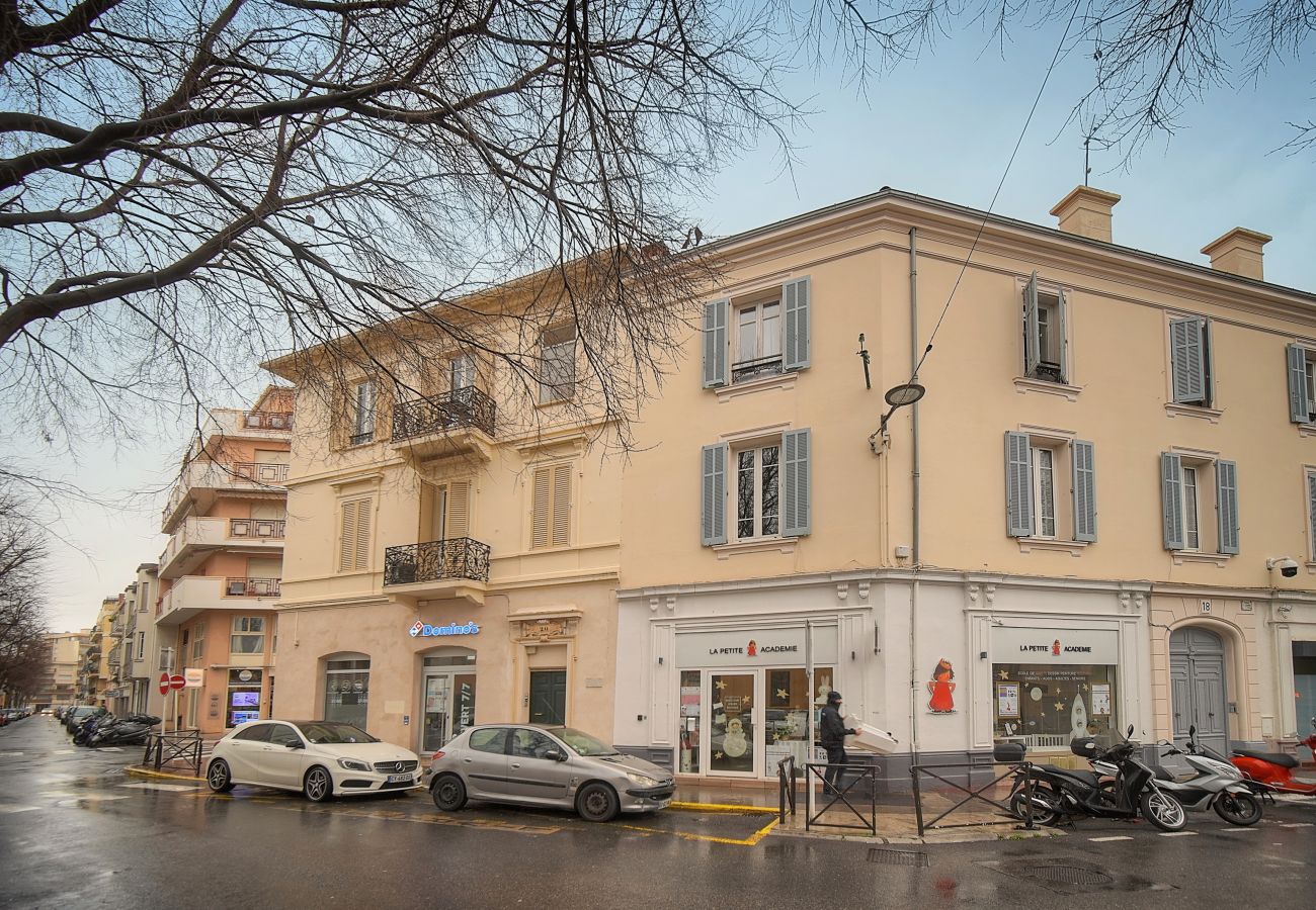 Appartement à Antibes - FRGK 24 AOUT 1 Mezzanine Bedroom Apartment Center