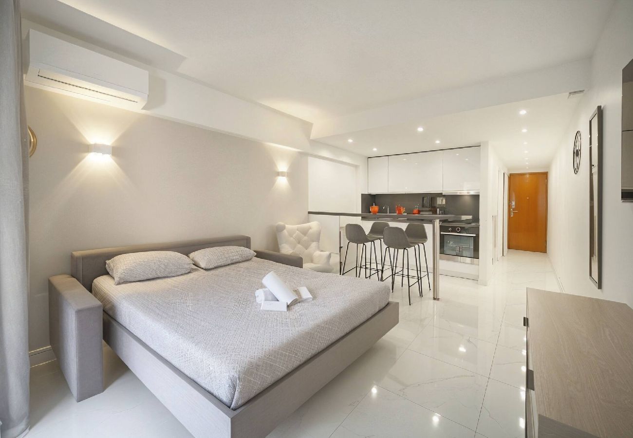 Studio à Cannes - FRGK Victoria 4 Central Cannes 1BR Terrace, AC &