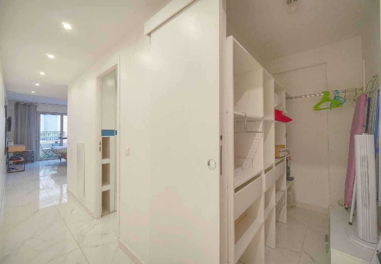Studio à Cannes - FRGK Victoria 4 Central Cannes 1BR Terrace, AC &