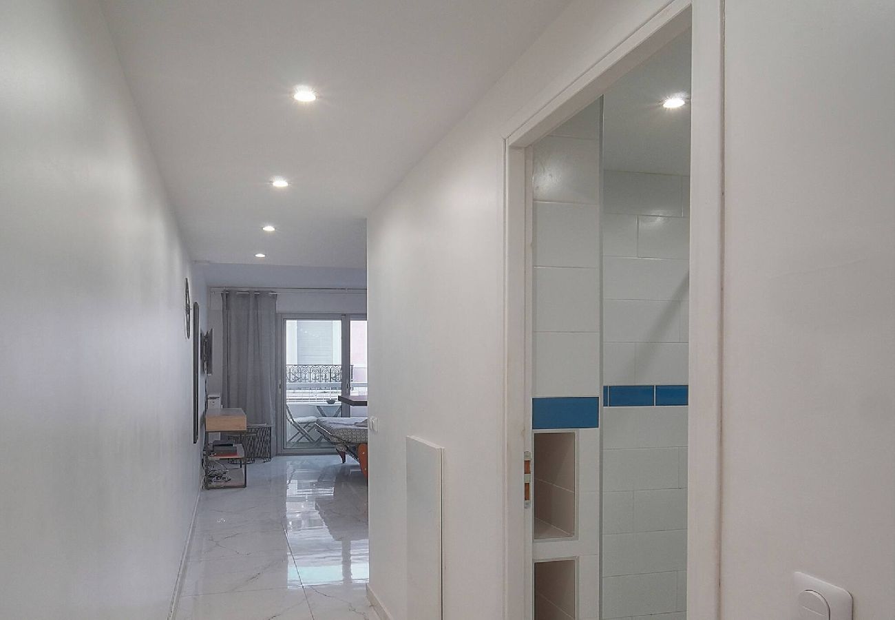 Studio à Cannes - FRGK Victoria 4 Central Cannes 1BR Terrace, AC &
