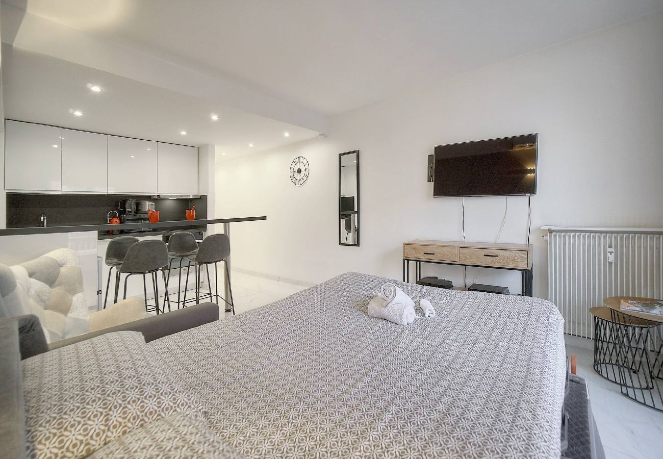 Studio à Cannes - FRGK Victoria 4 Central Cannes 1BR Terrace, AC &