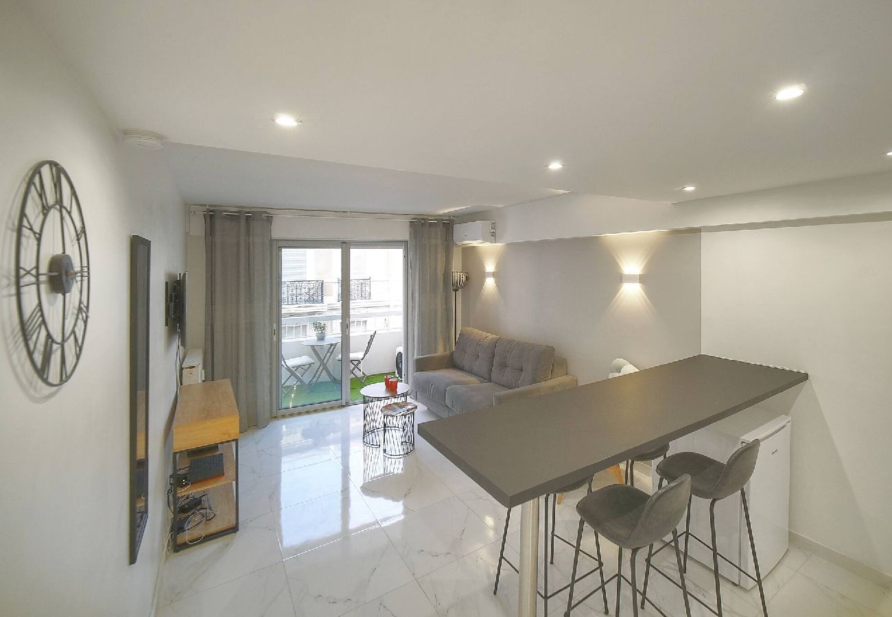 Studio à Cannes - FRGK Victoria 4 Central Cannes 1BR Terrace, AC &