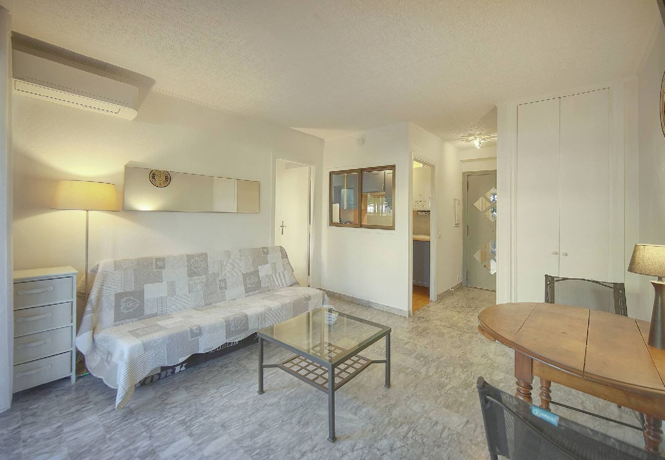 Appartement à Antibes - FRGK Tamaris Apartment Antibes Terrace, AC & Ultra