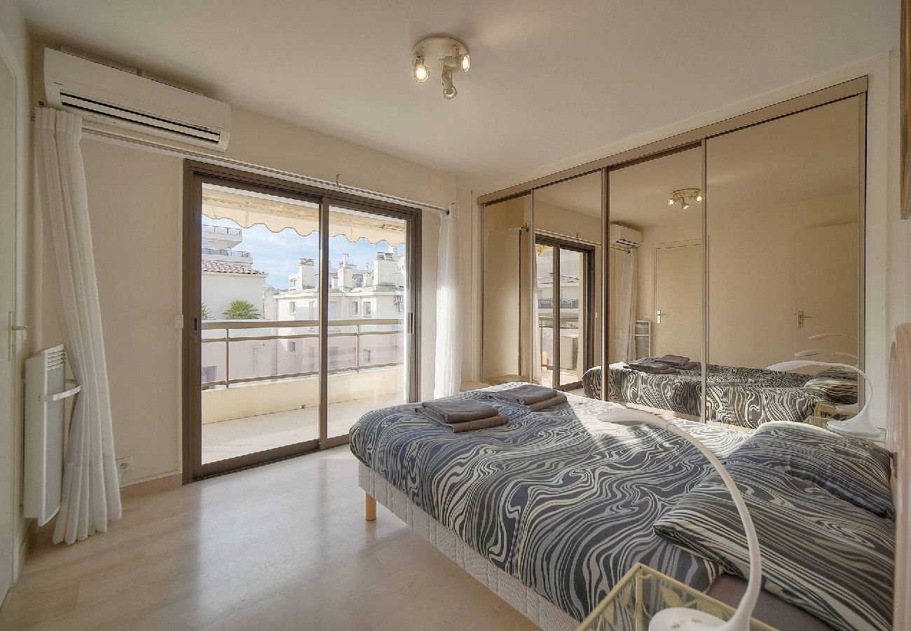 Appartement à Cannes - FRGK Athena Palm Beach 1BR Terrace, AC & Ultra-F