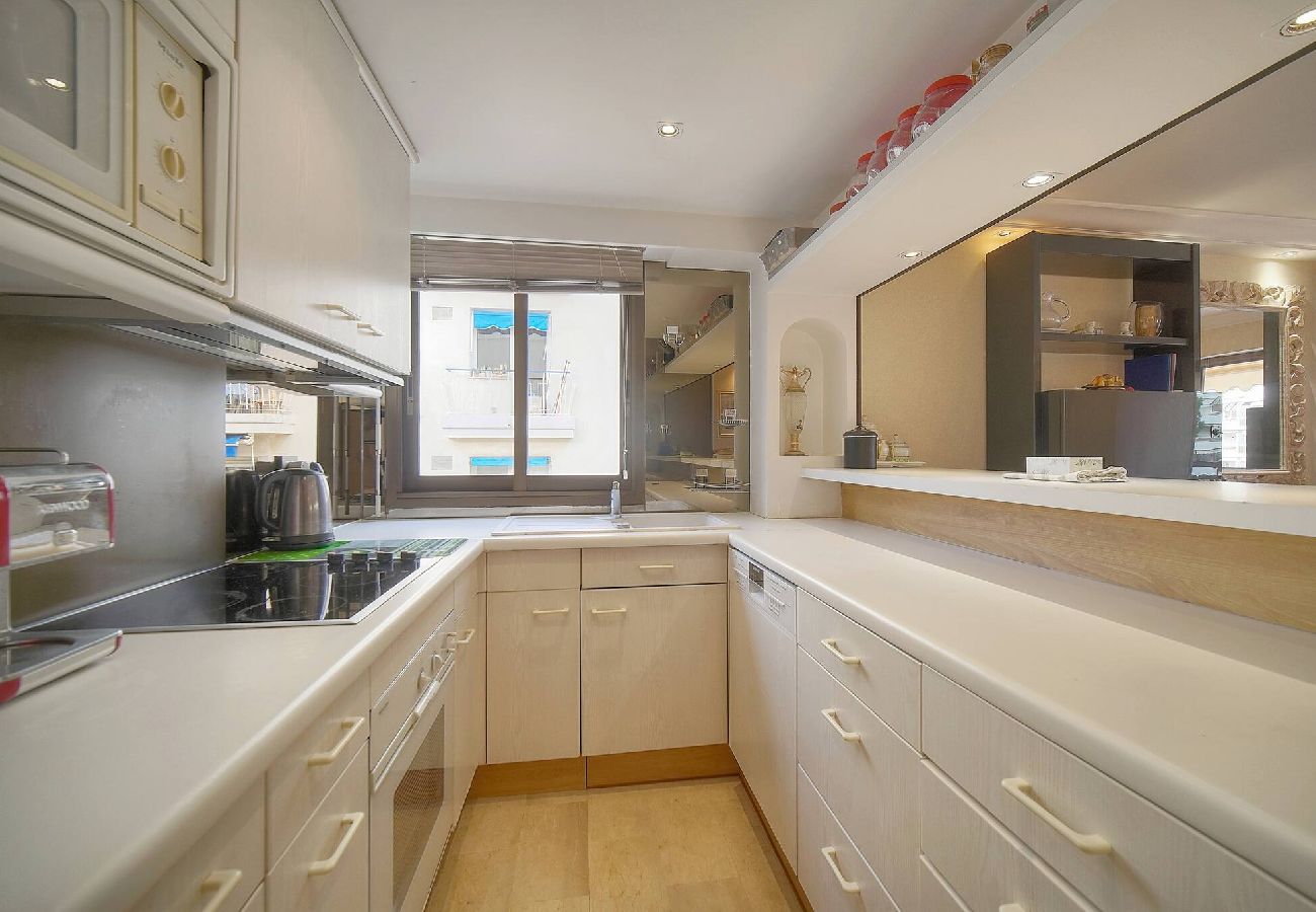 Appartement à Cannes - FRGK Athena Palm Beach 1BR Terrace, AC & Ultra-F