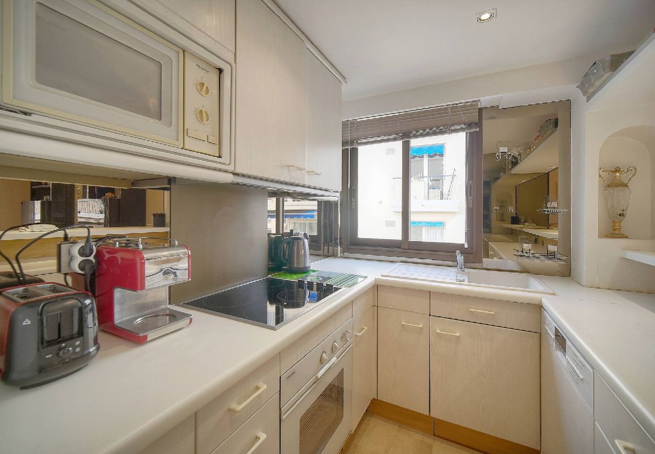 Appartement à Cannes - FRGK Athena Palm Beach 1BR Terrace, AC & Ultra-F