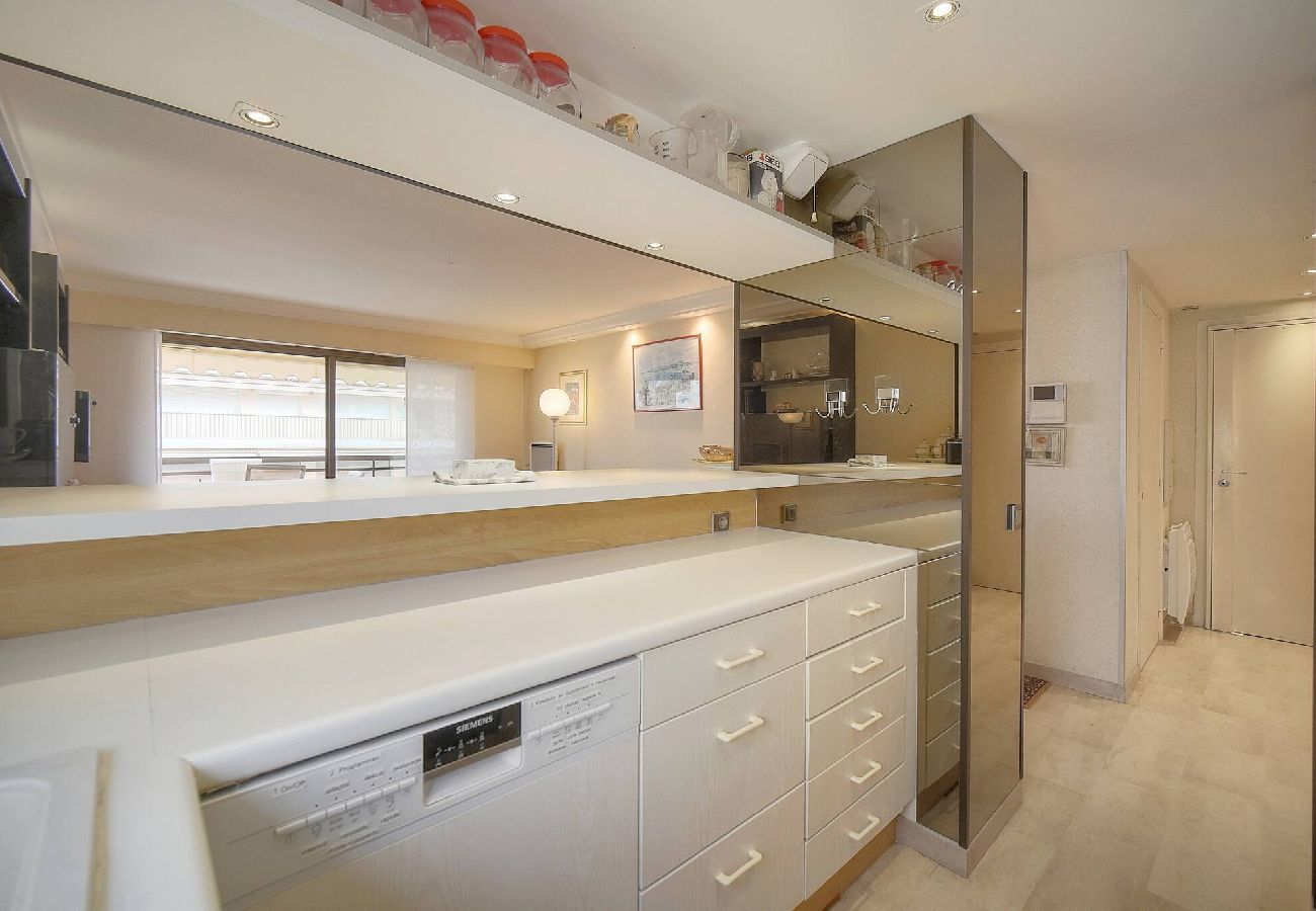 Appartement à Cannes - FRGK Athena Palm Beach 1BR Terrace, AC & Ultra-F