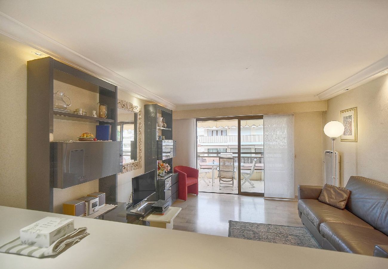Appartement à Cannes - FRGK Athena Palm Beach 1BR Terrace, AC & Ultra-F