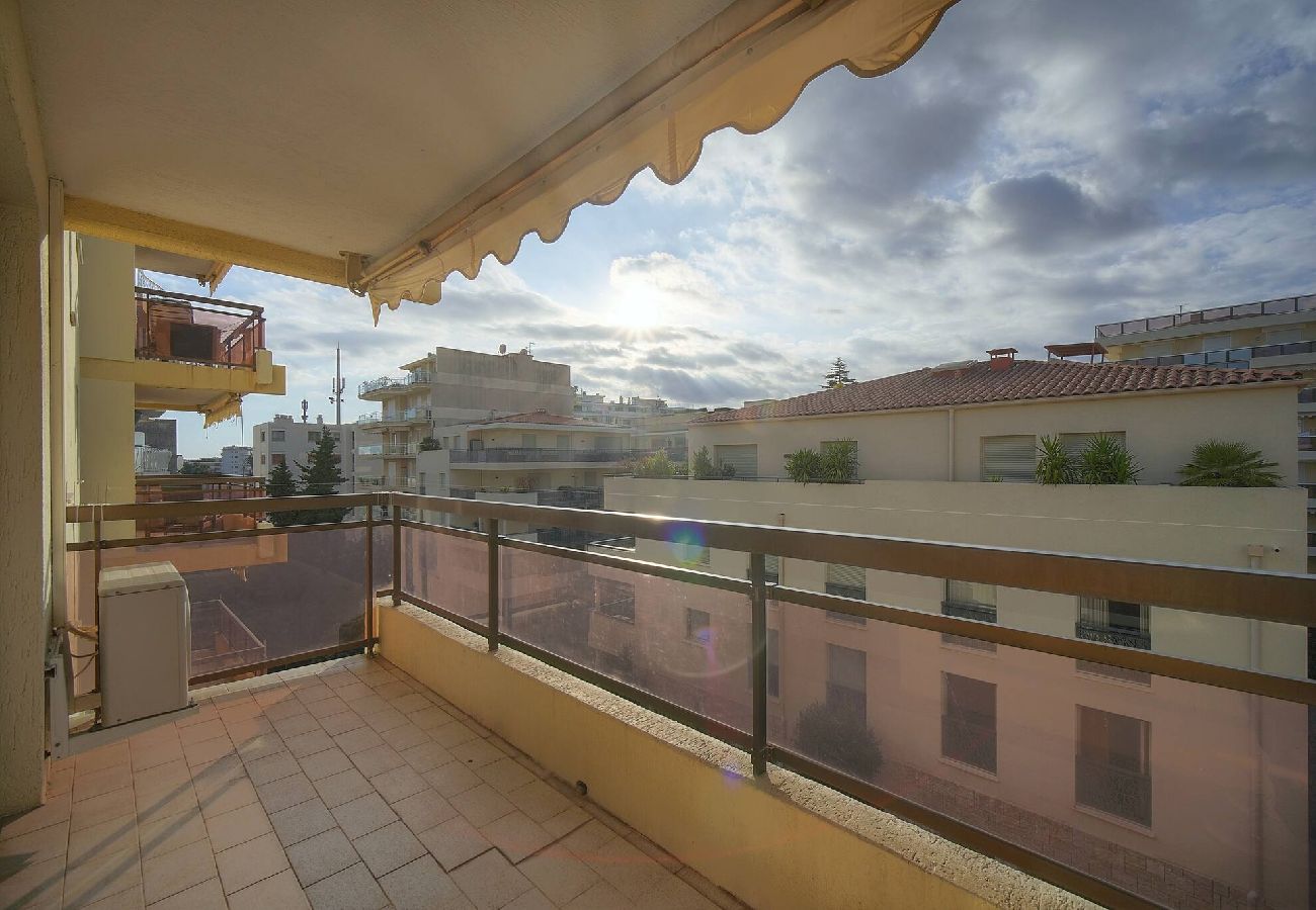 Appartement à Cannes - FRGK Athena Palm Beach 1BR Terrace, AC & Ultra-F