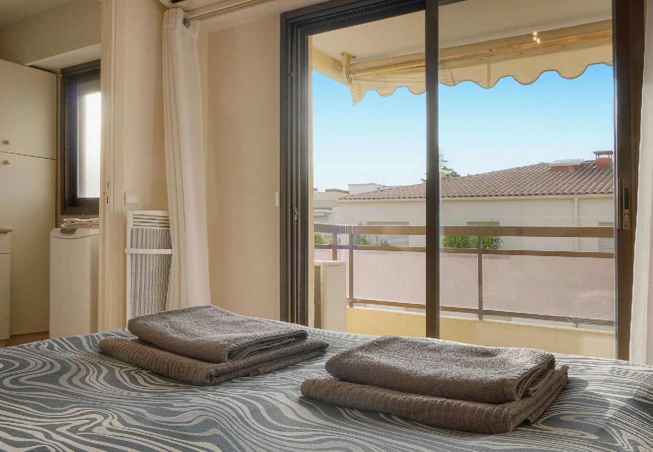 Appartement à Cannes - FRGK Athena Palm Beach 1BR Terrace, AC & Ultra-F