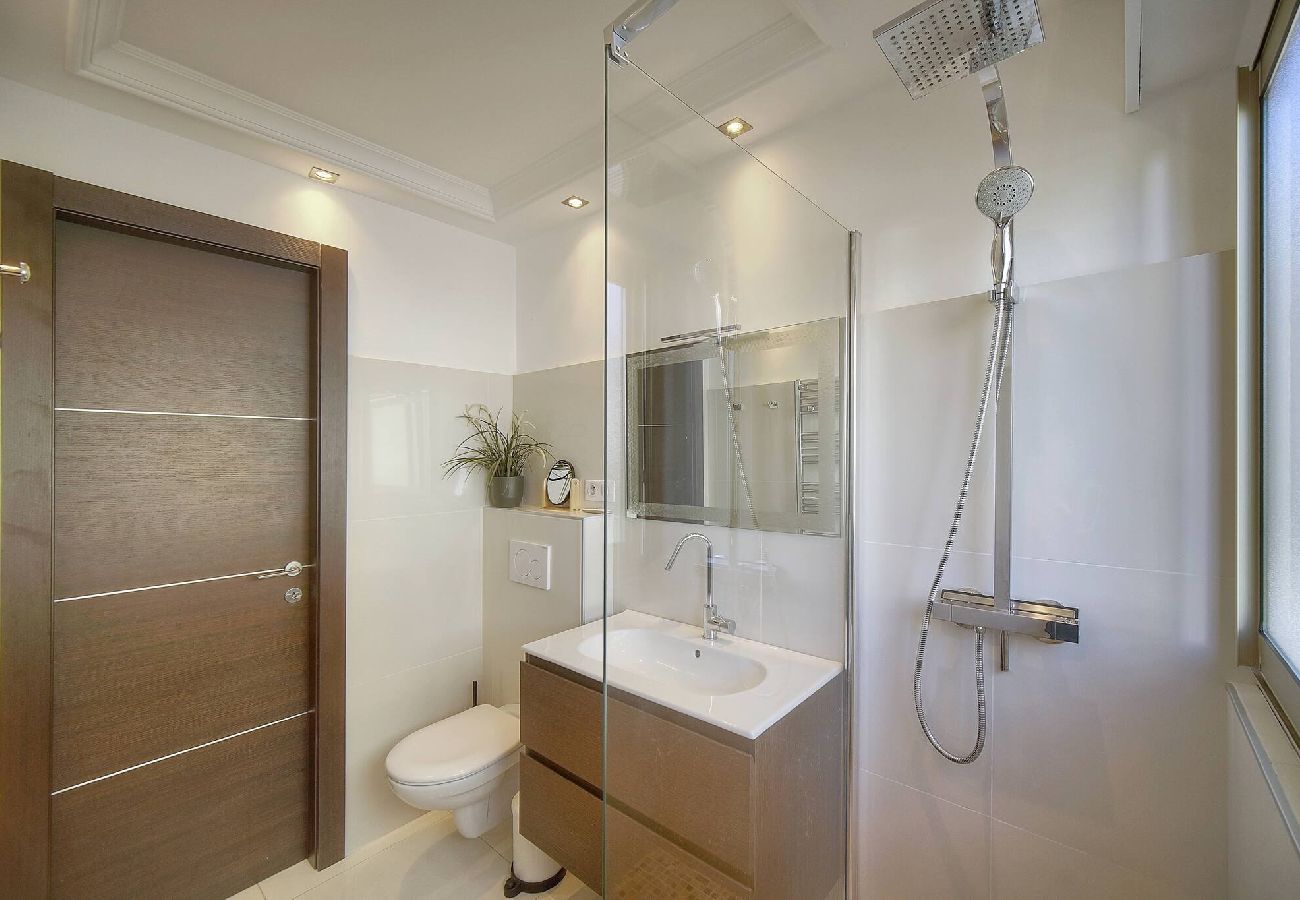 Appartement à Cannes - FRGK Palm Beach Luxe 1BR Balcony AC & Ultra