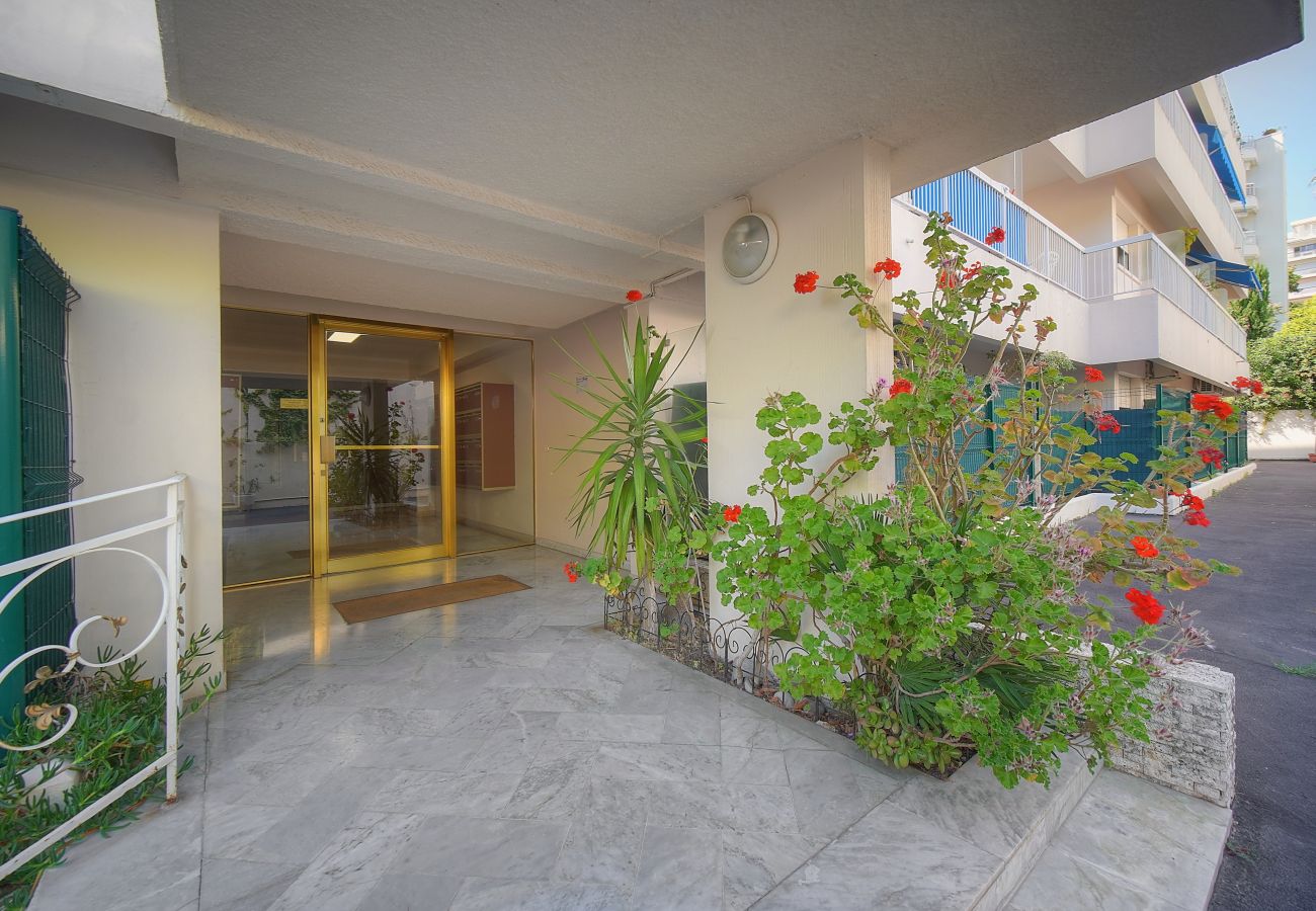 Appartement à Cannes - FRGK Alexandre III Élégant T2 Terrasse Résidence S