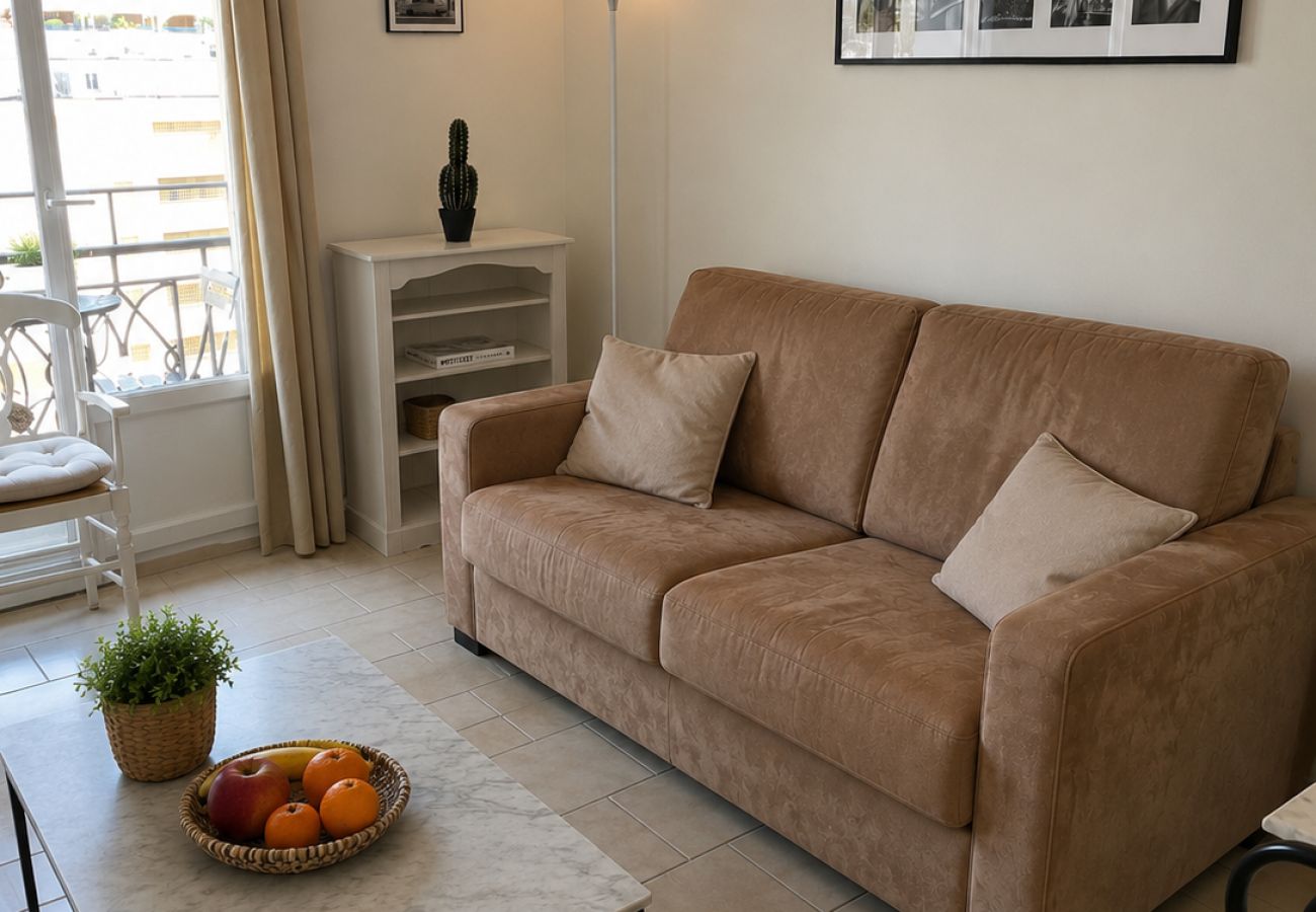 Appartement à Cannes - 16559382	LIONS Cannes, Croisette, Miramar Palace