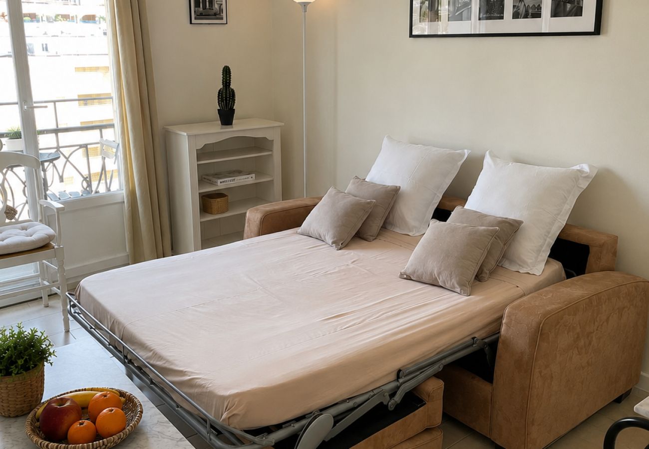 Appartement à Cannes - 16559382	LIONS Cannes, Croisette, Miramar Palace
